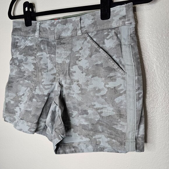 Spanx Size S Green Camo Stretch Twill Shorts 4" Inseam Slimming Tummy Control - Picture 3 of 8